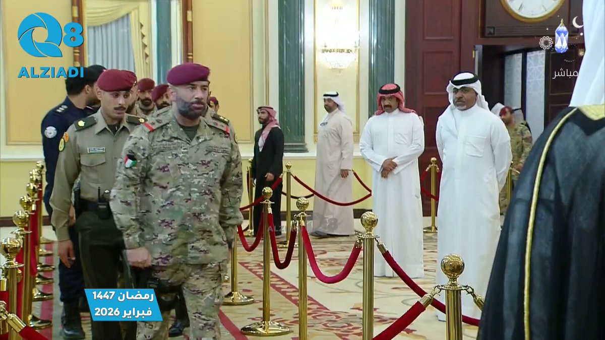 فقط في الكويت بلد الامن و الامان عساكر ، حماة الوطن بكامل تجهيزاتهم يؤدون التحية لوالدهم #مشعل_الاحمد .. أب الجميع #رمضان2026