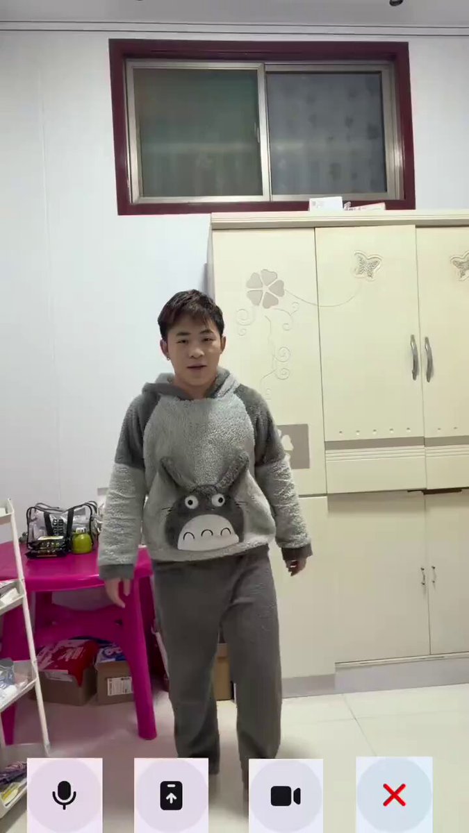 豆包简直碉堡了，时尚设计领域豆包要吊打所有爱马仕，路易威登的设计师了。