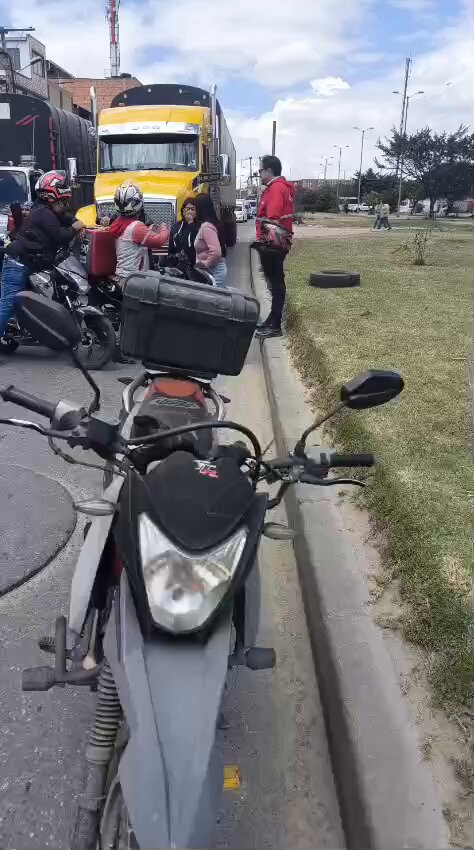 #SOACHA. Se presenta siniestro vial con fatalidad en la Av. Terreros en el retorno de la Transversal 14, sentido Occidente-Oriente. Según informan; involucra un tractocamión y peatón que lamentablemente falleció en el lugar del accidente. MÁS👉