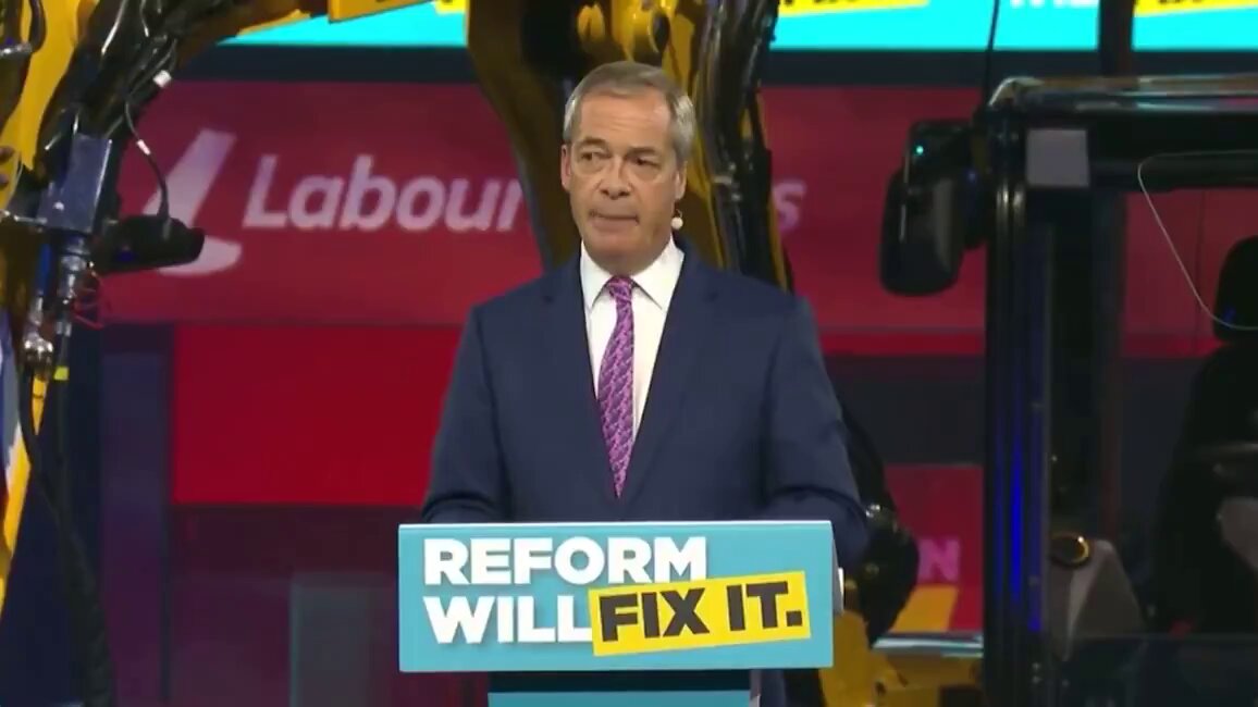 🚨🇬🇧 FARAGE PROMISES DEPORTATIONS - NOW HE WANTS TO SOUND TOUGH Nigel Farage says: “Everyone that comes illegally will be deported”, and he got applause and a standing ovation. Reform can see the momentum Rupert Lowe and Restore have built in days, so suddenly the language shifts. Don’t fall for it. Reform talks tough when it’s convenient, then plays safe when it matters. Restore is the new right.