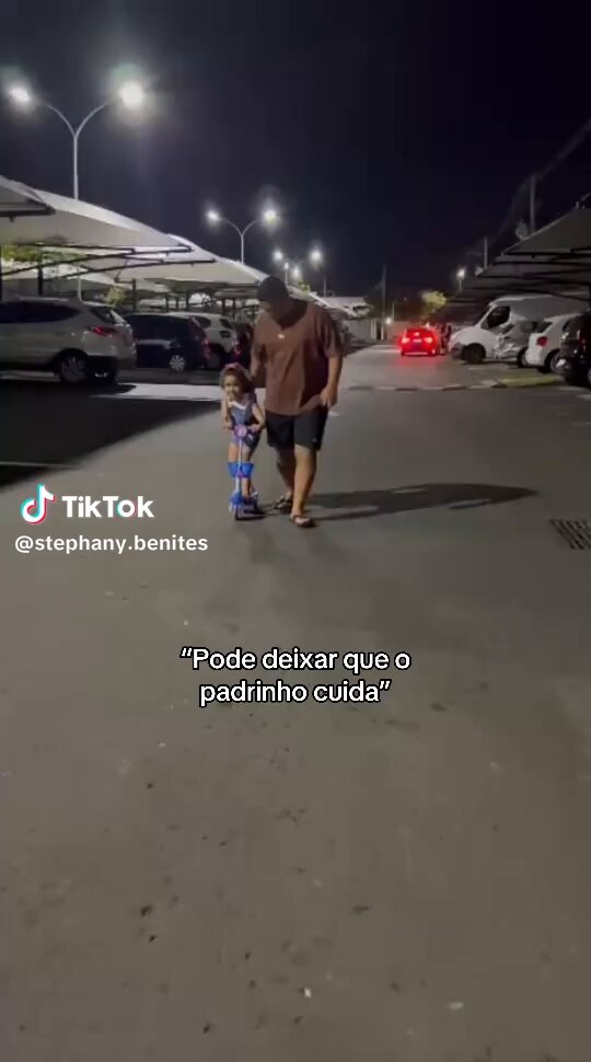 o padrinho ensinando ela a voar 👏