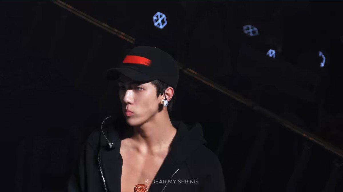 ยังจำวันที่เซฮุนต้องยอมงดแป้งเป็นเวลาหลายๆเดือนเพื่อคอนเสิร์ตและเพื่อโชว์สเตจโซโล่เพลง go พอคอนสุดท้ายฮยอง เลยฉลองด้วยการให้น้องกินพิซซ่าอะกลางคอน555555 เพราะที่ผ่านมาน้องมีวินัยในการฝึกซ้อมมากๆ ป้าแอ๋วโคตรจาภูมิใจ ละอ้วนมันอีทแซ่บเลย 🙂‍↕️