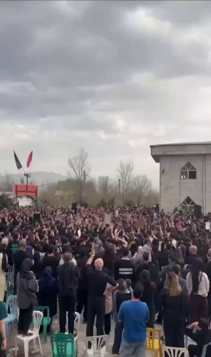 ویدیوهای دریافتی از روستای لفمجان لاهیجان در گیلان نشان می‌دهد جمعیتی انبوه از شهروندان در مراسم چهلم مانی صفرپور ۱۸ ساله شرکت کردند، رقص سوگ انجام داده و شعارهایی مانند «می‌کشم می‌کشم، آنکه برادرم کشت» را فریاد زدند. مانی ۱۸ دی در سلسبیل تهران با گلوله ماموران خامنه‌ای کشته شد.