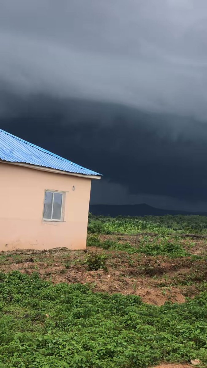 "This is happening live in Owerri. You can see tornado forming in Owerri" - Man cries out.