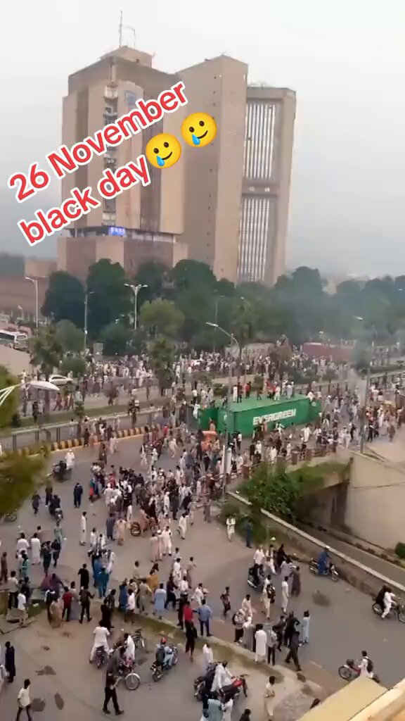 گنڈاپور اتنے سارے لوگو کو چھوڑ کر بھاگ گیا تھا! گنڈا پور نے پارٹی کو اتنا نقصان پہنچایا جو دشمن بھی نا پہنچا سکیں, بزدل گنڈاپور کو پارٹی سے نکالا جائے!!