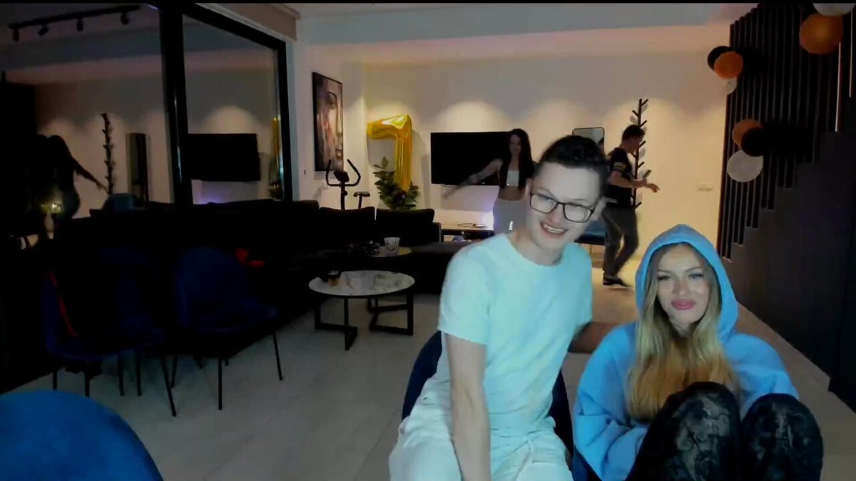 Jówko się cofnął, żeby sobie nagrać do fap folderu na potem xD