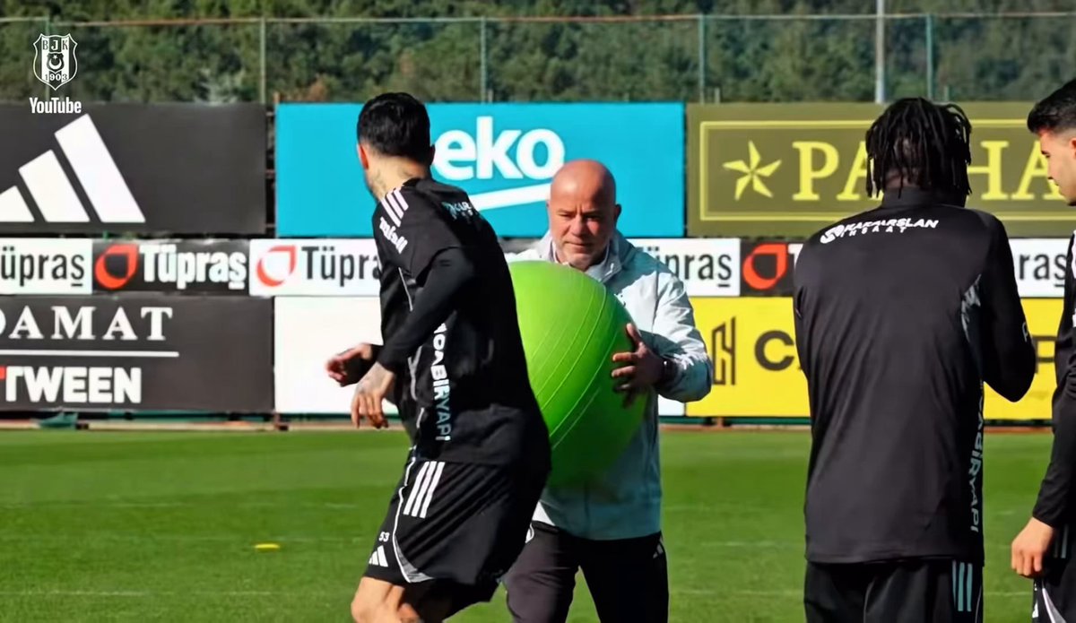 Beşiktaşlı futbolcular ikili mücadele sonrası koordinasyon çalışması yapıyor 🔋