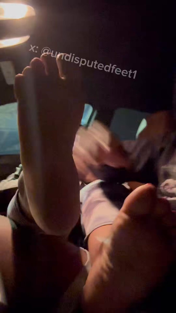 caught a mature lady with sz10 feet getting off of her 12hr shift and convinced her to let me sniff her smelly feet! she admitted later that she got 💦 from my sniffs and kisses😮‍💨😋