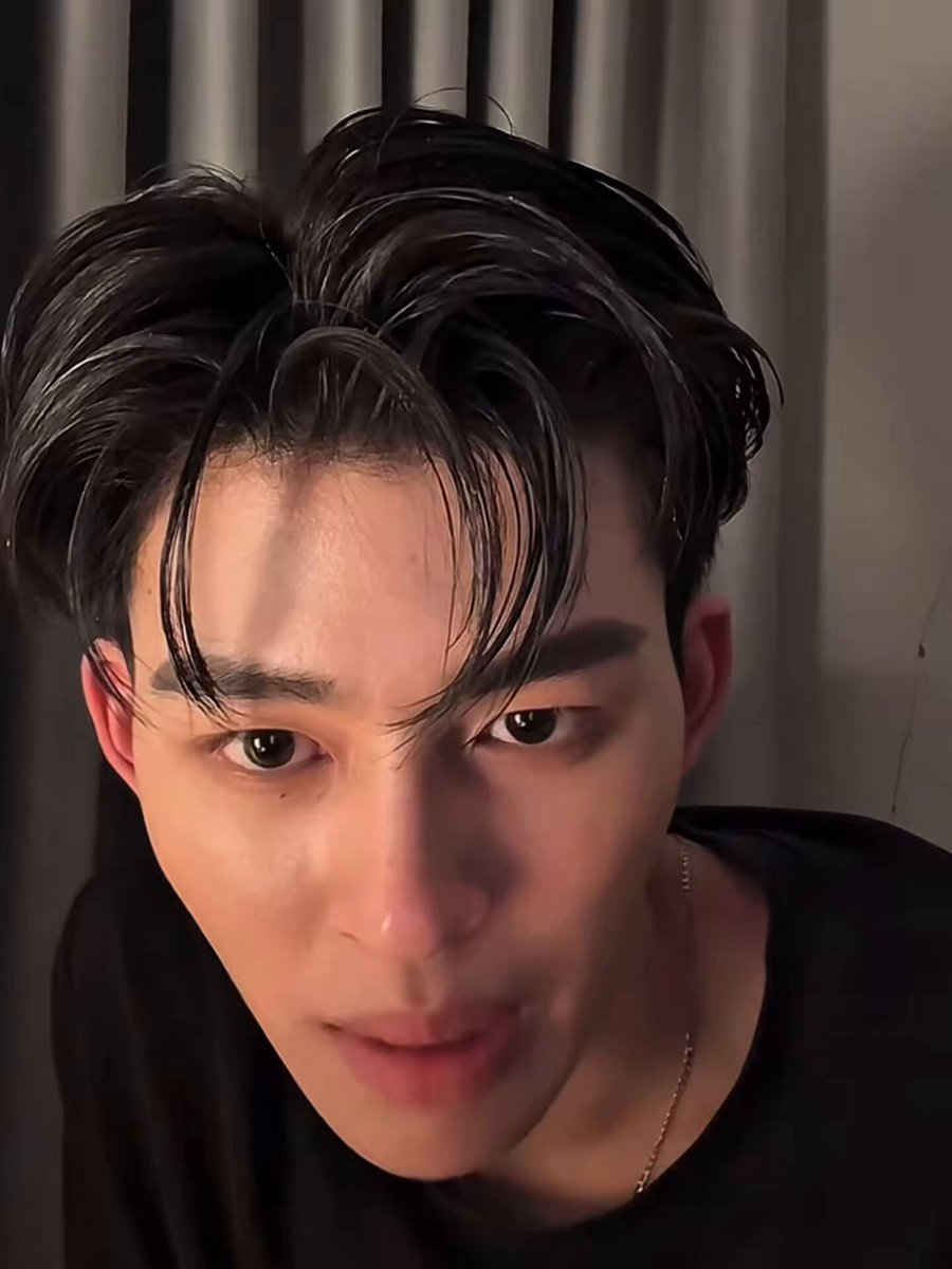 ไม่รู้ว่าด้วยโทนเสียงปอนด์มันเป็นโทนทุ้มต่ำด้วยรึเปล่า มานเป็นเสียงที่ชวนเขินอ่ะะะะ คือเขินไปหมด เขินเสียง เขินหน้า เขินการกระทำนี้ พี่จาบ้าาาาาาาาาาาาาา ㅠㅠㅠㅠ แล้วจังหวะมองกล้องตอนสุดท้ายคืออะไร๊ 🫠🫠🫠🫠🫠🫠