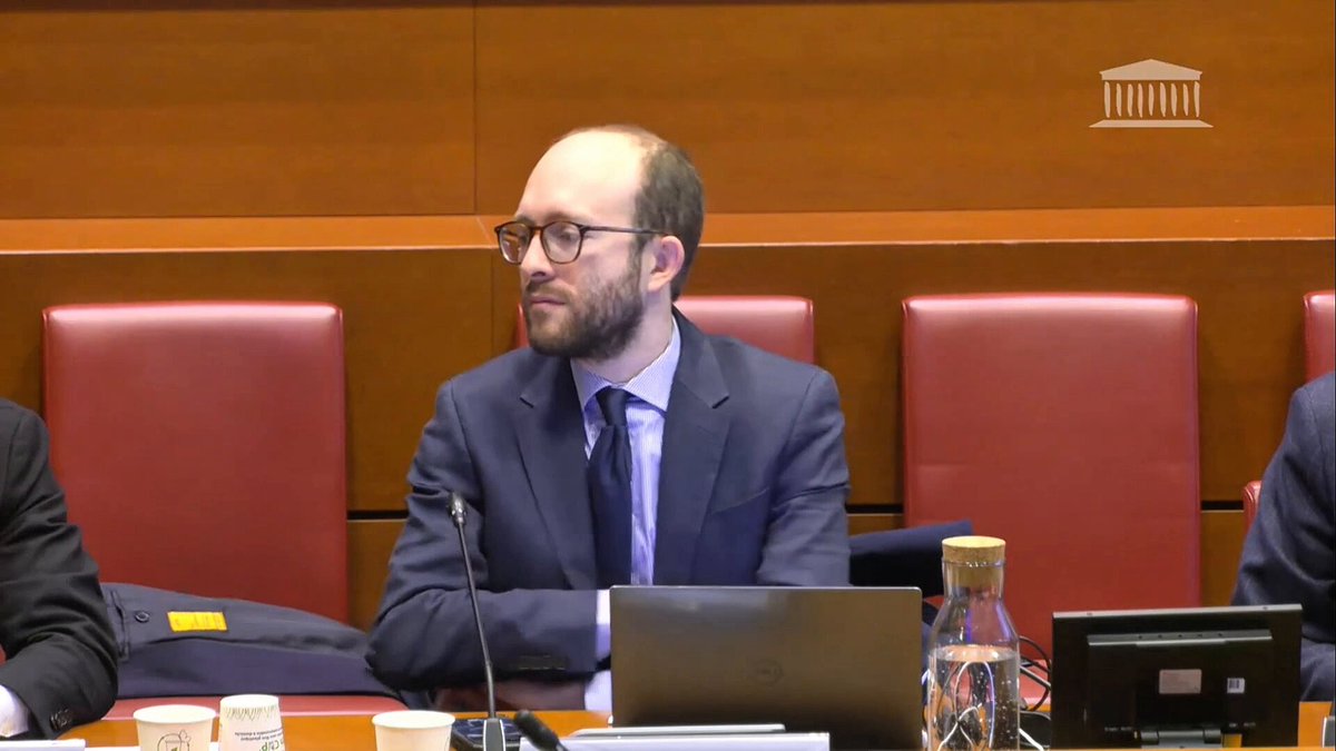 Nathalie Darrigrand, alors directrice de France 5 a bien participé à la sélection de la société Together pour un contrat de plusieurs millions d’euros, notamment pour la production de l’émission C Politique, alors même que cette entreprise venait tout juste d’être créée. Quelques mois seulement après son départ de France Télévisions, assorti d’indemnités de plusieurs centaines de milliers d’euros, elle rejoint cette même société, Together, en qualité de directrice générale, prenant la tête des émissions qu’elle avait elle-même attribuées lorsqu’elle exerçait ses fonctions au sein du groupe public. Entre son départ de France Télévisions en 2020 et l’année 2022, alors qu’elle dirige Together depuis plusieurs mois, le montant des contrats passés entre France TV et cette société de production a triplé.