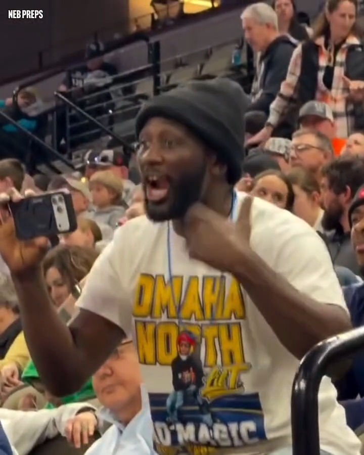 Terence Crawford coaching his son from the stands at a state wrestling tournament in Nebraska 👏 🤼
