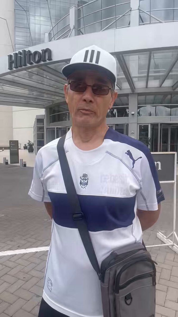 #GELP #CGE Osvaldo, integrante de la Filial Triperos de Los Andes, se acercó junto con otros hinchas a la puerta de la concentración en Mendoza. Los jugadores salieron a saludar y Nacho Fernández entregó una casaca en representación del plantel. Vía Radio Provincia AM 1270