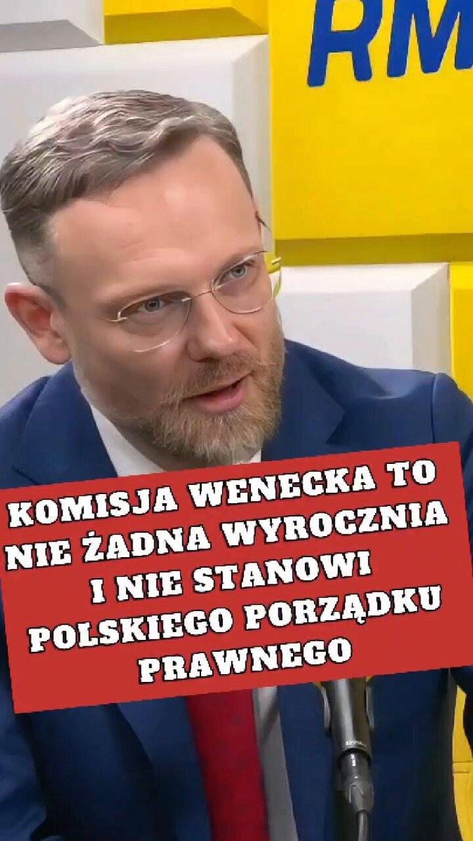 Komisja Wenecka nie jest wyrocznią i nie stanowi podstawy funkcjonowania w polskim porządku prawnym ani fundamentu budowania polskiego ustroju‼️ Jeśli spojrzymy na instytucje europejskie – związane z Komisję Europejską – trudno mówić o obiektywizmie. Przykład? Odblokowane środki z KPO‼️ Czy cokolwiek się zmieniło jeśli chodzi o polski wymiar sprawiedliwości⁉️ Czy zmieniły się ustawy o KRS, o TK⁉️ Miały być kamienie milowe. Czy cokolwiek się zmieniło 👉NIE❌ Zmienił się rząd. Premierem został Donald Tusk – osoba, którą Ursula von der Leyen widziała jako premiera polskiego rządu. Zrealizowali ten scenariusz, a wtedy odblokowali w jakieś części pieniądze z KPO. To pokazuje jedno: Zero prawa, Zero obiektywizmu – czysta polityka i presja wywierana na Polskę.