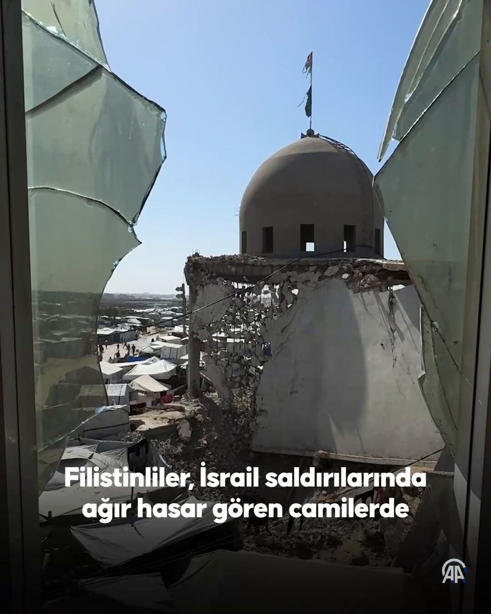 Filistinliler, İsrail saldırılarında ağır hasar gören camilerde ramazanın ilk cuma namazını kıldı.