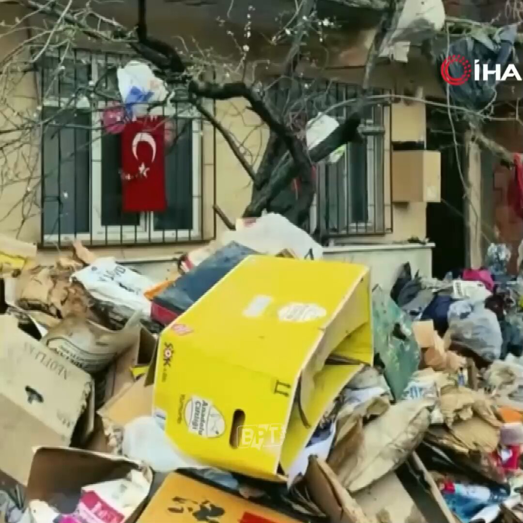 Kocaeli'de kötü koku ihbarıyla gidilen bir evden 30 ton çöp çıkarıldı.