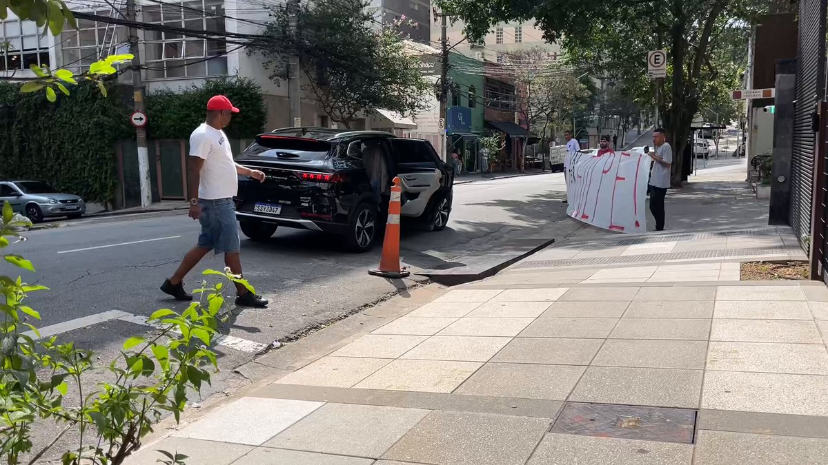 Chegada de Harry Massis, presidente do São Paulo, para a reunião do Conselho Consultivo do clube. A pauta será sobre a permanência da sua gestão.