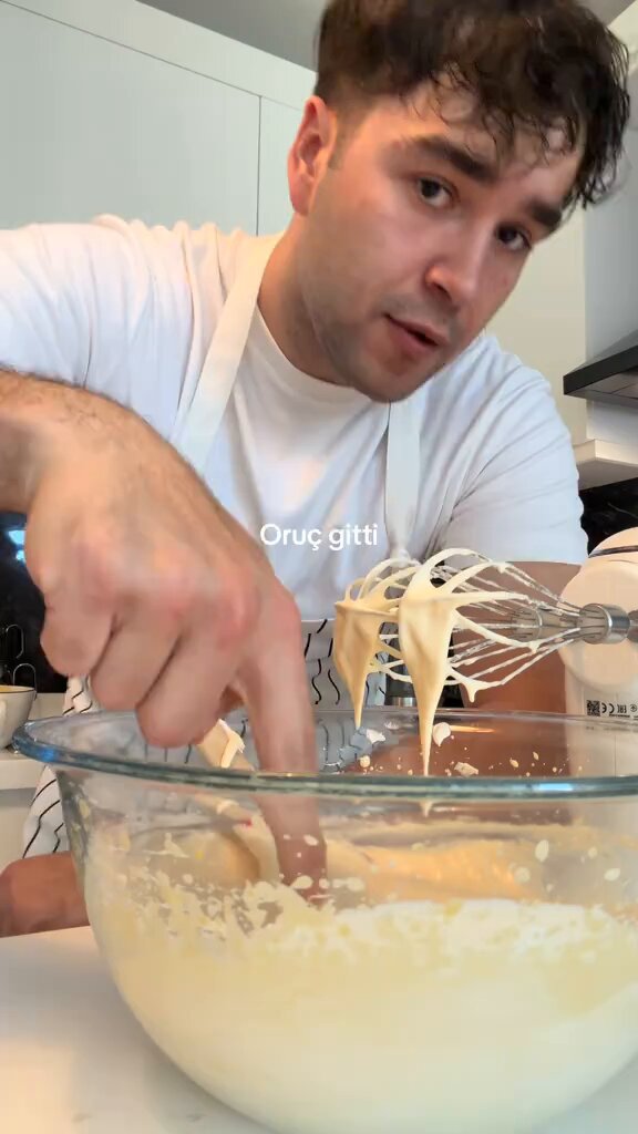 Eski Master Chef yarışmadısı Tunahan Ak, tarif yaparken yanlışlıkla orucunu bozduğu anları paylaştı.