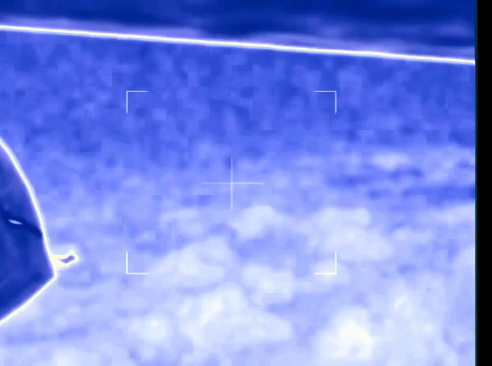 😳To jest prawdopodobnie najważniejszy film w naszej historii. Zaginiony statek otoczony trzema okrągłymi plazmowymi obiektami. Jedna z największych operacji. Film tu jest pozbawiony termowizji. Dzięki temu widoczne są ciemne smugi ukazujące tworzenie się tunelu‼️ #MH370