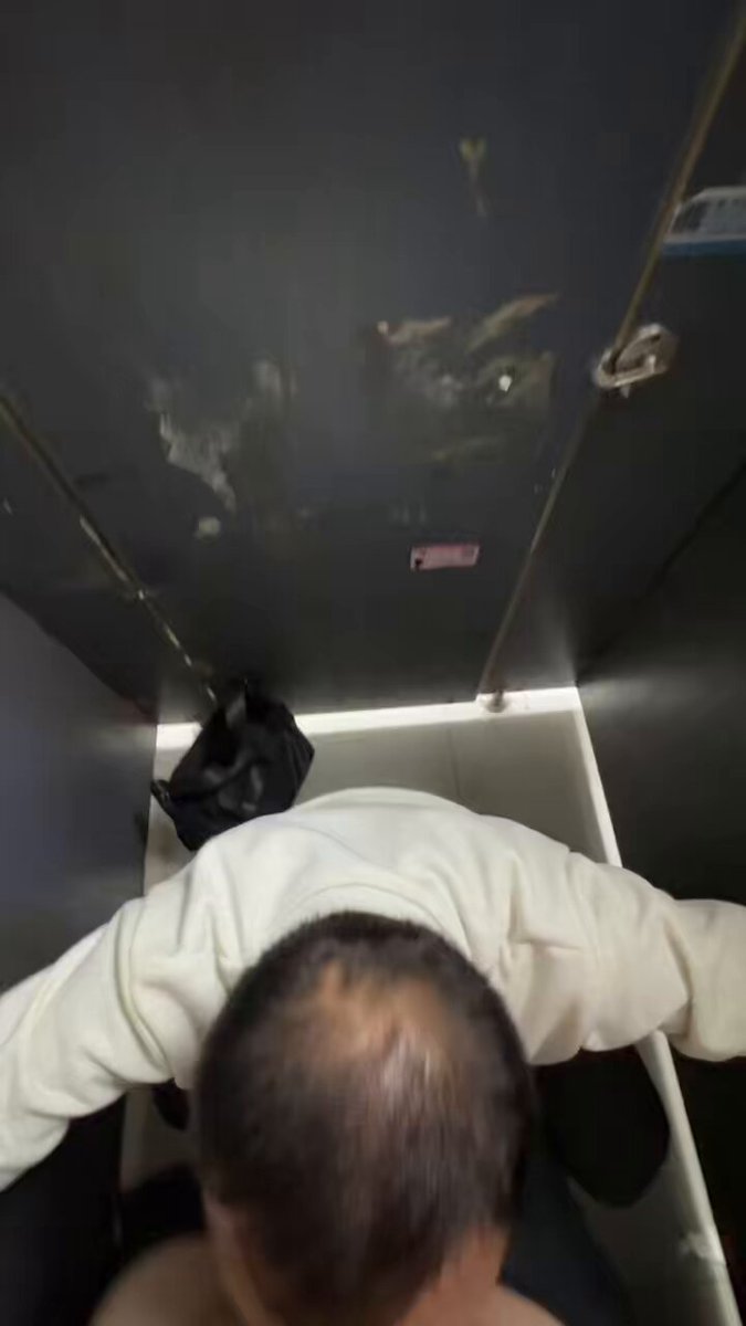 #gloryhole #gay #广州 #鸟洞投喂 #大叔 有些人 明眼一看 就知道欲望有多强烈 大叔口的动作过于激烈 没有什么技巧 全靠高频口活输出 求了好几次要吃精液 在他渴望的眼神中最后只能满足 可以说 这商场的鸟洞是广州人气排前三 每个厕所都有鸟洞-厦滘出A口后的商场 每次去都不会落空 总会遇到不少圈内人