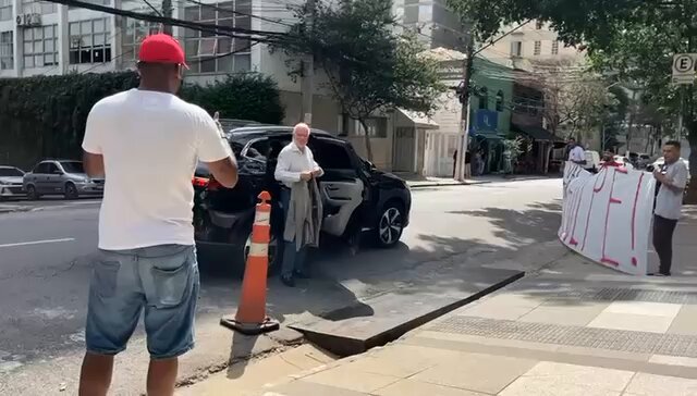 Harry Massis chegou para a reunião do Conselho Consultivo. Recebeu apoio dos torcedores presentes. Informação que tenho é que a ideia inicial de parte dos membros do Consultivo é recomendar que ele renuncie, mas isso está fora de cogitação. Registro do Felipe Oliveira pelo Arquibancada Tricolor | São Paulo FC presente no local!