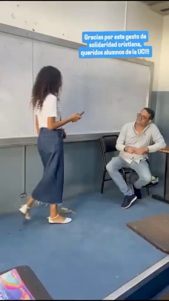 Tengo sentimientos encontrados. Profesor de La Universidad de Carabobo es sorprendido por sus estudiantes, le hicieron una colecta para ayudarlo con gastos medicos a su esposa. Buena por esos estudiantes. Que triste que un profesor universitario no tenga para medicamentos.