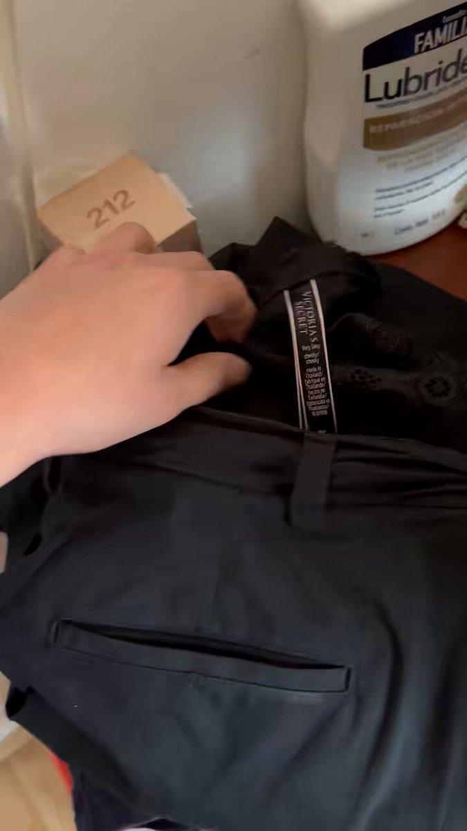 Llegando de la uni me encuentro esta delicia, cachetero de la puta de mi mamá #puta #perra #patriarcado #misoginia #tanga #calzones #incestoconmamá #incestohijomamá