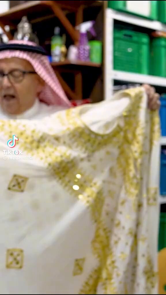 الغباء ماله حل ….ثوب نجد معروف من عمر الي عندنا غلطانيين يجونكم وينعشىن اقتصادكم …لأن السعوديين يحبون التغير …مشكلتنا مانشرنا …تراثنا للعالم عشان يعرفون ..