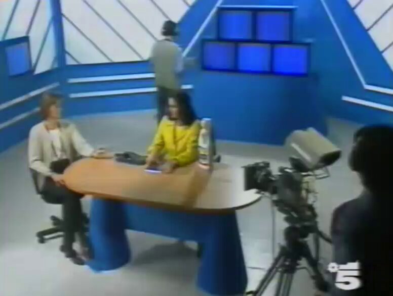 Febbraio 1996. Cristina Parodi è testimonial di Dash in uno spot che ricostruisce un finto tg, collocato a ridosso del Tg5. Esplode il caso e la Parodi finisce nella bufera, con l'Ordine dei Giornalisti che la accusa di non aver rispettato la Carta dei doveri del giornalista.