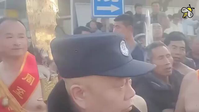 2月19日，陕西西安周至县集贤镇，由于社火活动被禁，村民们与警察对峙了三个小时，最终得以举行活动。期间一村民用话筒对警察喊话：“拿人民那点钱，有愧不愧。”