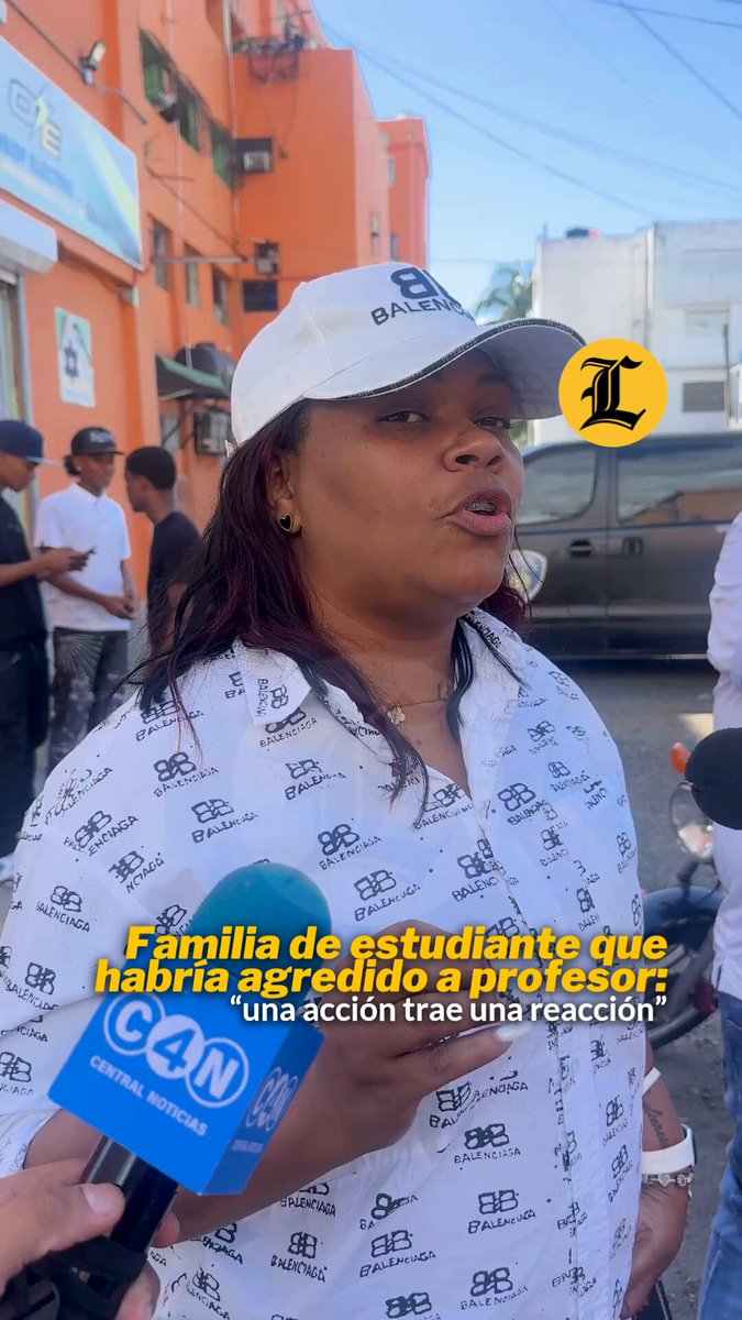 #VideoLD | Familia de estudiante que habría agredido a profesor dice que "una acción trae una reacción", afirmando que el profesor ha tenido inconvenientes con otros estudiantes. #ListínDiario