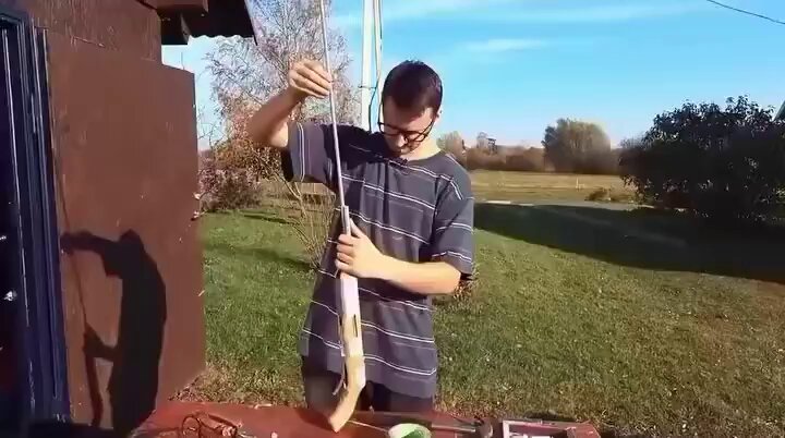 Sözde el yapımı bir silah. Bu işlere biraz ilgin varsa daha barutunu sıkıştırırken sonunu tahmin edebiliyorsun.