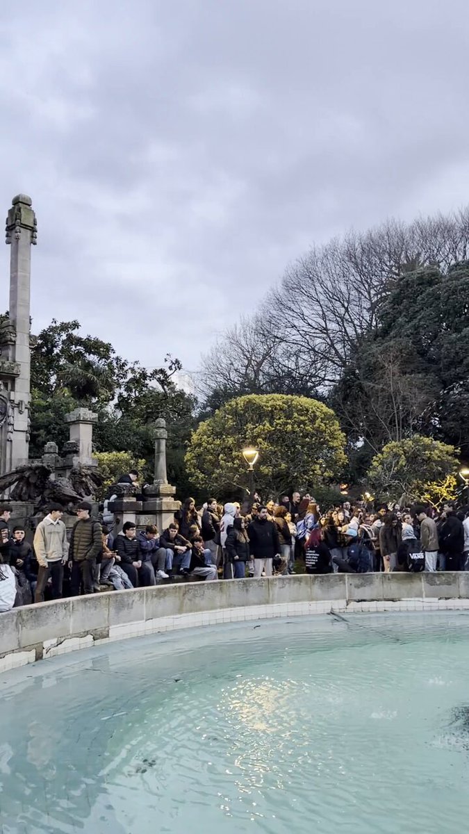 La fuente de Jardines se llena de adolescentes a la espera de la quedada de Therians. De momento, nadie aparece customizado de animal #acoruña #coruña #lacoruña #galicia #quincemil15000