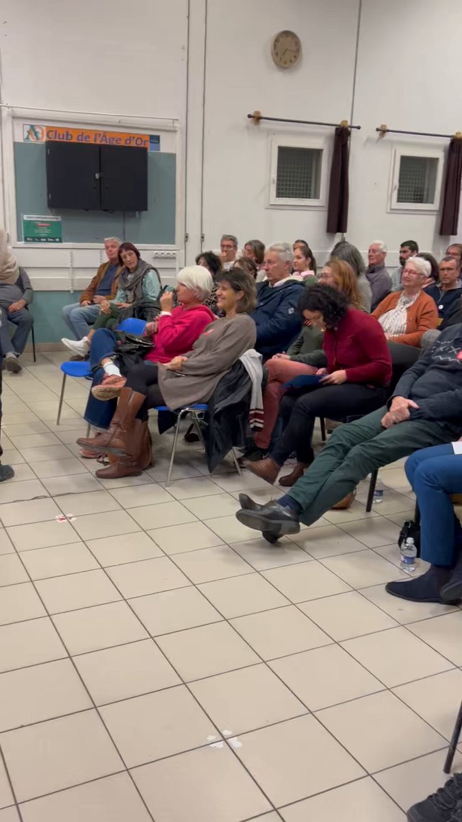 La résistance antifasciste s’organise face à Rachline, le gudard. Il ne voulait pas notre réunion publique se tienne : la salle du Sextant déborde ce soir pour soutenir la liste « Fréjus riposte ». Le fascisme n’a pas sa place dans nos mairies !