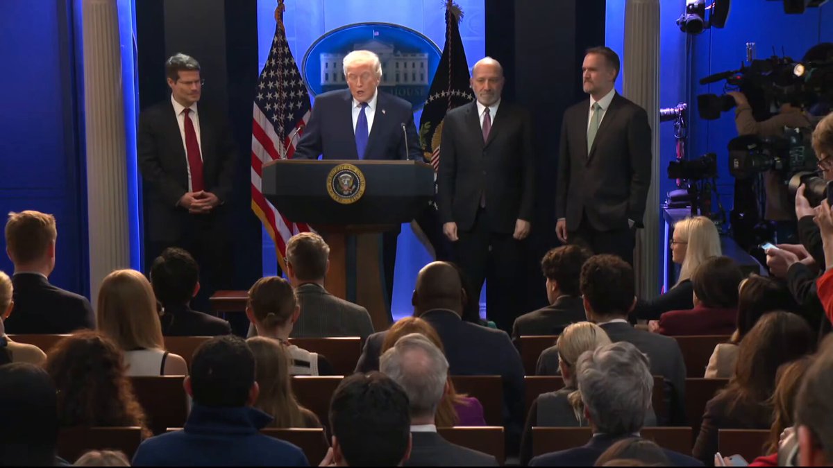 🚨BREAKING: Trump says he's "ASHAMED" of "certain members of the Supreme Court" for not having the courage to uphold the tariffs, including Barrett, Gorsuch and Roberts. Donald Trump is watching his control slip and it’s glorious. His name is mud.