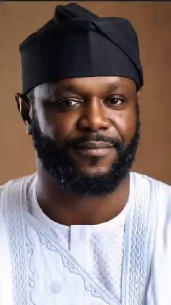 You are taunting Obinna Iyiegbu "Obi Cubana" who is 50 years for working for Seyi Tinubu who is 40 years old BUT your father is 75 years old working for a boy of 39 years old. You will remain f00lish for life o