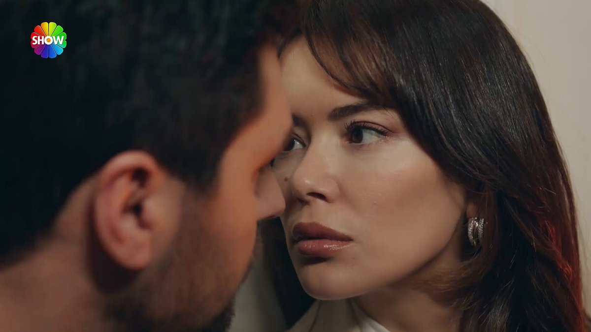 Bu işte bir iş var. 🤭 #KızılcıkŞerbeti yeni bölümüyle @showtv’de başladı. Gold Film