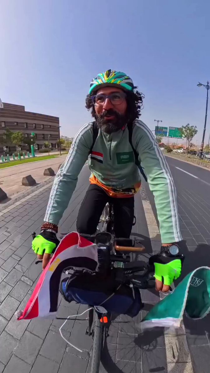 محمد طلع من مدينه بسيون غربيه بدراجه بتاعته للوصول للمدينه وواخد كل التصاريح والحمد لله وصل من شويه للمدينه وعمل رقم قياسي محمد بيقول قبلت رجاله الشرطة السعوديه كانو من امهر الشرطه واحترام جدا اتفرجو على الفيديو حاجه مبهر والله حفظ الله مصر والسعودية
