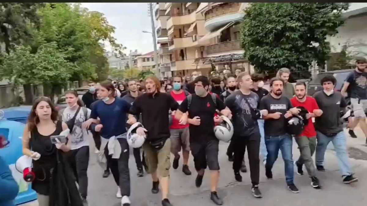 Επανάσταση - ψευτοτσαμπουκαδες - προπυλακισμοι - μαγκιά - κλανιά μέχρι να βγούνε 16χρονα και 17χρονα και σας πάρουν στο κυνήγι! Αυτοί θέλουν να τα βάλουν με άντρες με αστυνομικούς με στρατιώτες, οι κοινωνία λακεδες δεν αποτελείτε από οιστρογονατους ούτε από Πακιστανούς που συναναστρέφεστε, επιστροφή στην πραγματικότητα!