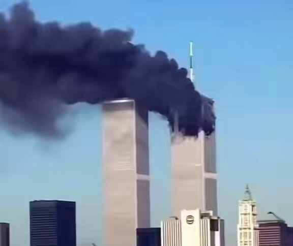 قائد الطائرة اللي أستهدفت البرج الثاني في هجمات 9/11 .. كان "مروان الشحي" أحد عناصر تنظيم القاعدة اللي استهدفوا مدنيين أبرياء في الولايات المتحدة .. الإرهاب ما له جنسية تبرره ولا دين يغطيه ولا خطاب يجمله .. #كشكول_يفضفض