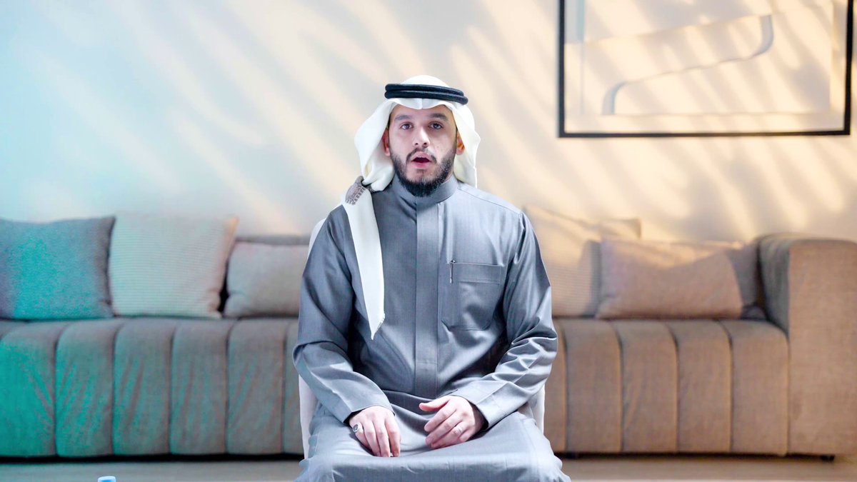 بلال الجهماني 🪔 3 #ولا_تحزن 🔎 أثارةٌ من جراح بعد أُحد… والقلوب مثقلة جاء الخطاب يرمّم الداخل قبل أن يُصلح الخارج. ﴿وَلَا تَهِنُوا وَلَا تَحْزَنُوا﴾ ليس العلوُّ صخبَ انتصار، بل صدقَ إيمانٍ وثباتًا على أمر الله. 🎙| أ. بلال الجهماني 🍃 بلال الجهماني #تدبر #3رمضان
