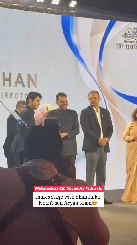 Aryan receiving the Best Debutant Director award from Devendra Fadnavis, capturing a proud moment filled with dreams, passion, and celebration 🖤💥 Shah Rukh Khan #AryanKhan Gauri Khan Red Chillies Entertainment Netflix India Bilal Siddiqi NBT Hindi News Devendra Fadnavis #ShahRukhKhan #SRK #Netflix #DevendraFadnavis #TheBadsOfBollywood #TheBadsOfBollywoodOnNetflix