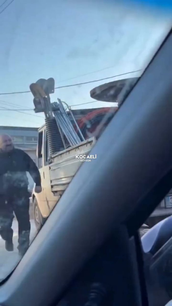 Kocaeli'de bir şahıs trafikte tartıştığı kişiyi bıçakla kovaladı.