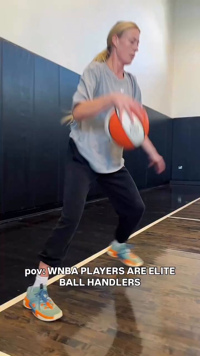 Sophie Cunningham has been putting in serious work with NBA Trainer, Coach P (Coach P) Love this manipulation work that gets added into the ball handing work HIGH LEVEL - Sophie Cunningham 🔥🔥