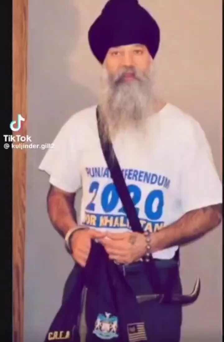 This man is a friend of terrorist #GurpatwantPannun, is a key member of the Referendum 2020 team and after the death of terrorist Hardeep Nijjar in Canada, he is becoming the head of Guru Nanak Sikh Gurdwara Surrey Canada... Such are the friends of Pannun, who have trapped many womens in their love and exploited them physically 🤣 ये आदमी, आतंकवादी #GurpatwantPannun का दोस्त है, Refrendum 2020 टीम का मुख्य मेंबर है और कनाडा में आतंकवादी हरदीप निज्जर की मौत के बाद गुरु नानक सिख गुरद्वारा सरी कनाडा का प्रधान बनने लगा है... ऐसे ही हैं pannun के यार, अनेक औरतों को अपने प्यार में फसाकर उनका जिस्मानी शोषण करने वाले 🤣 ऐसे ही बनेगा ख़ालिस्तान 😂😂