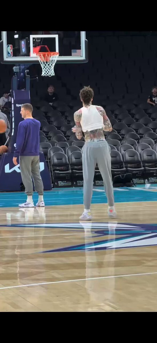 Same dude. Same big booty energy. Same sassy walk. He loves showing off the cake and we can't blame him.🤭🫦🤤