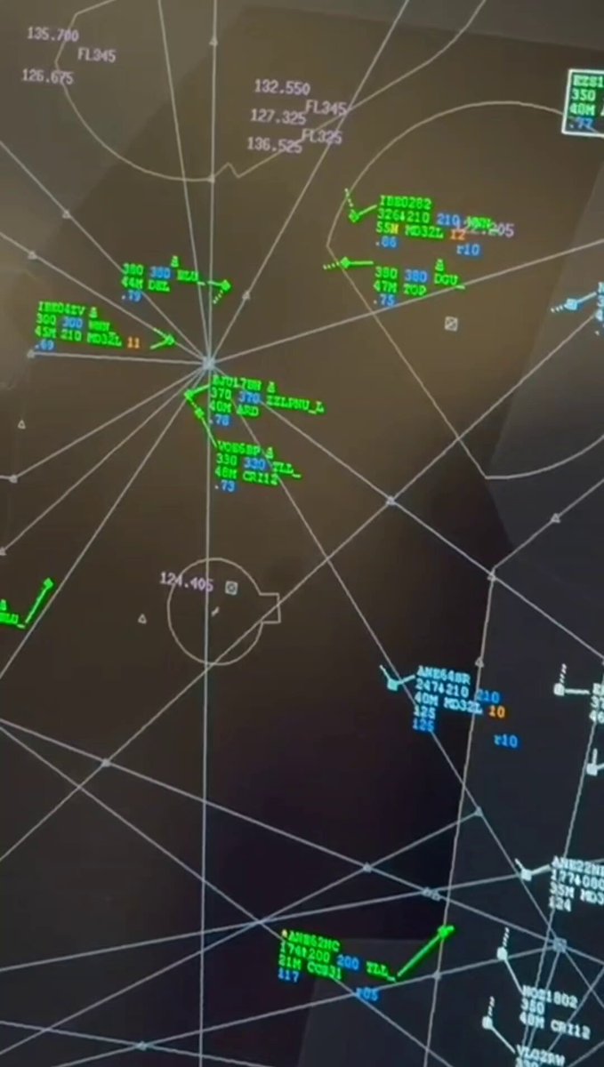 Vuelo directo a la jubilación ✈️ Hoy despedimos al Comandante de Iberia Miguel Ángel Suárez tras más de 30 años de impecable trayectoria y el cariño de todos sus compañeros. ​Lo hace de la forma más especial: colgando las alas junto a su hijo. 👨‍✈️🤝👨‍✈️ ​¡Miguel Ángel, toca disfrutar del barco y de esos langostinos en Sanlúcar! 🦐⛵️ Un abrazo muy fuerte desde el ACC Madrid. ​¡Gracias por todo, Comandante! 🫡