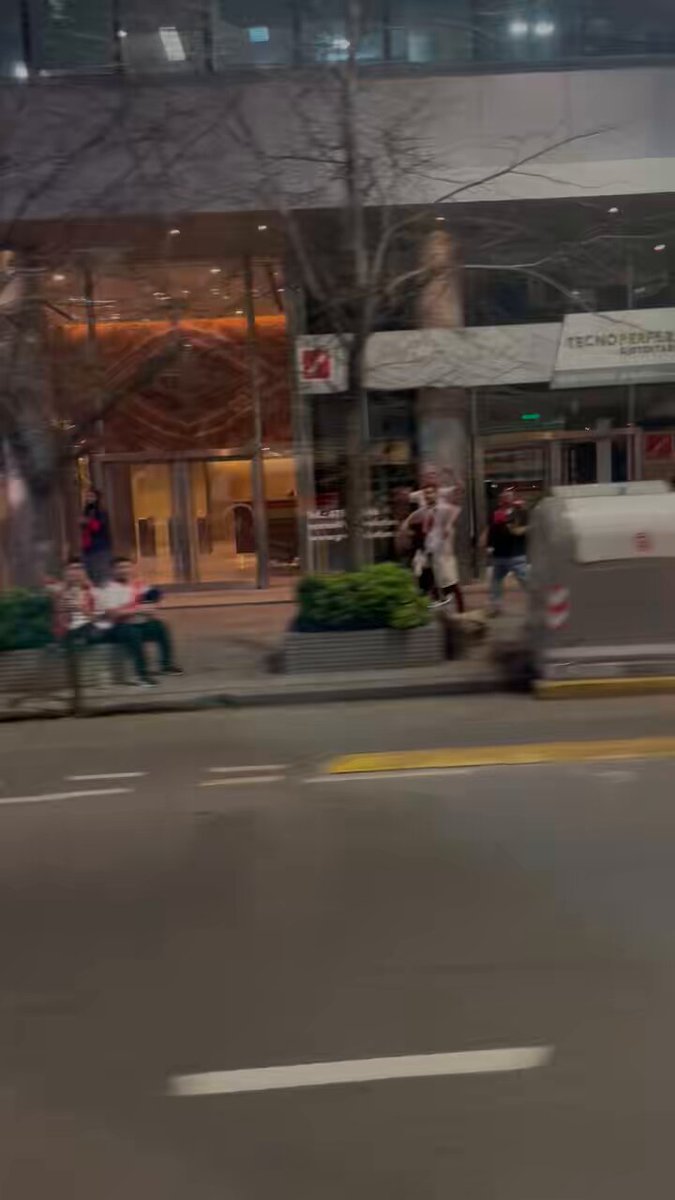 ano passado fui a river x palmeiras. foi minha primeira vez na argentina. é um lugar muito lindo e eu voltaria. também fomos bem tratados, no geral. mas chamar algo assim de “caso isolado”, me parece bem distante da realidade. uma simples ida ao estádio: