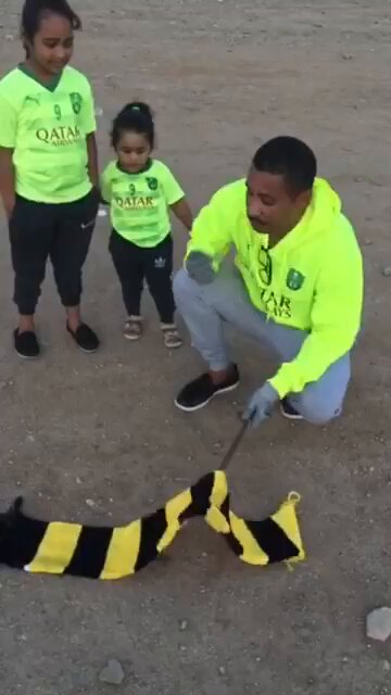 هذه النوعية القذرة من الناس يجب بترها من المجتمع بدل ما يعلم أولاده القيم والمبادي والبعد عن العنصرية وقلة الحياء اسمعوا وش يلقنهم