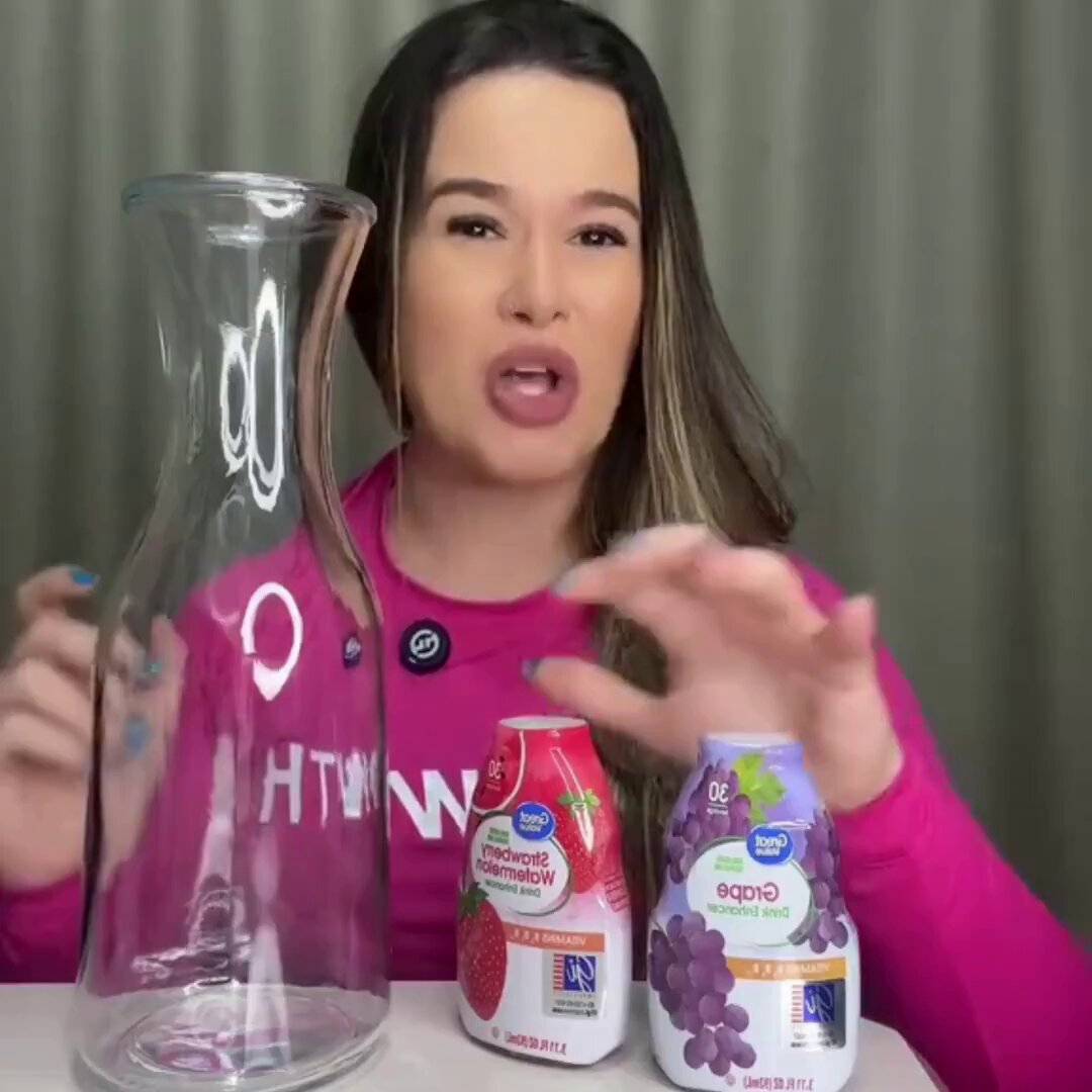Mulher ensina a como melhorar o gosto da água e se choca com o sabor.