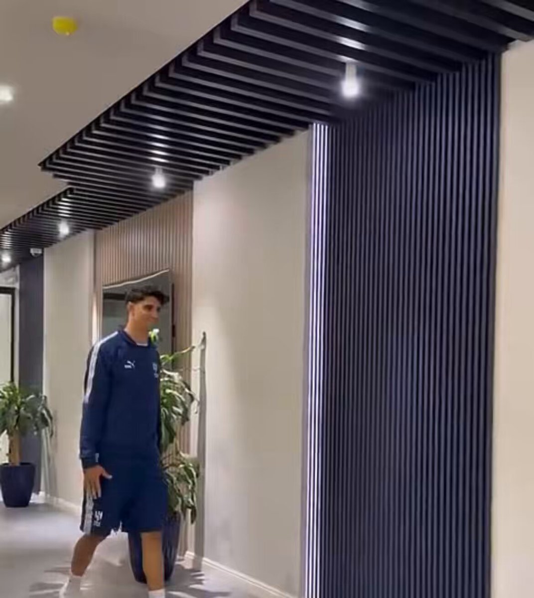 🎥 — بونو وابنه إسحاق يستقبلان مالكوم وبابلو ونونيز لحظة الوصول إلى مقر النادي💙